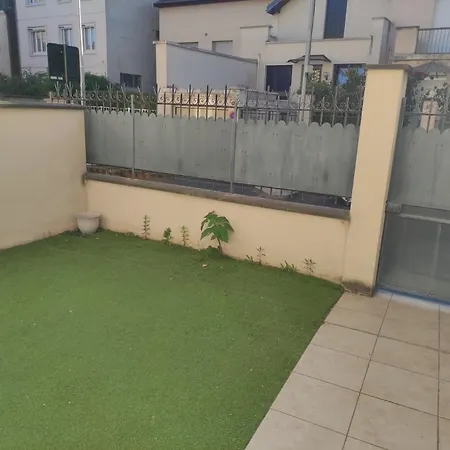 Apartamento Tranquilo Con Jardin Privado شقة